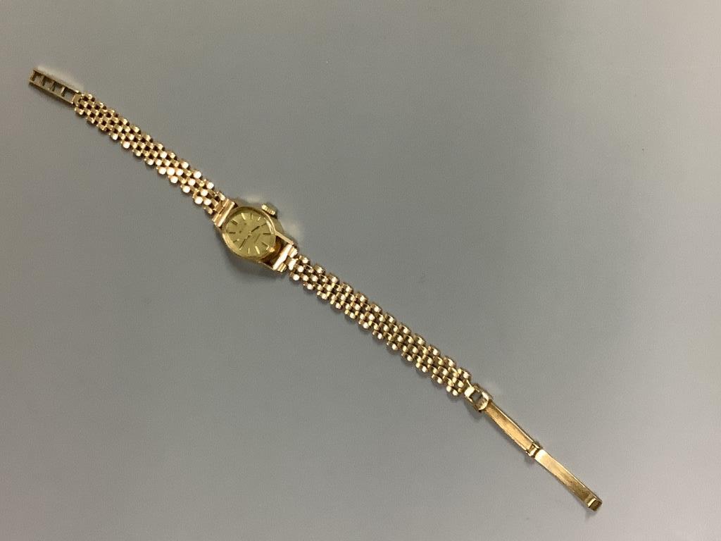 A 9ct gold Avia ladies' wristwatch on integral 9ct gold bracelet, gross 14.5 grams.